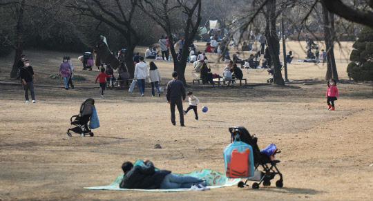 거리두기 완화 첫 주말인 21일 광진구 어린이 대공원이 나들이객으로 붐비고 있다. 이날 전국 낮 최고기온은 12∼23도로 예보됐다. 연합뉴스